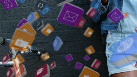 mujer enviando mensajes de texto al lado de su bicicleta