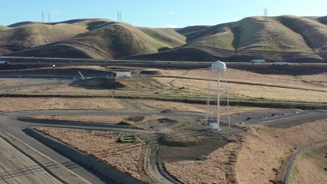 torre de agua en el valle central de california