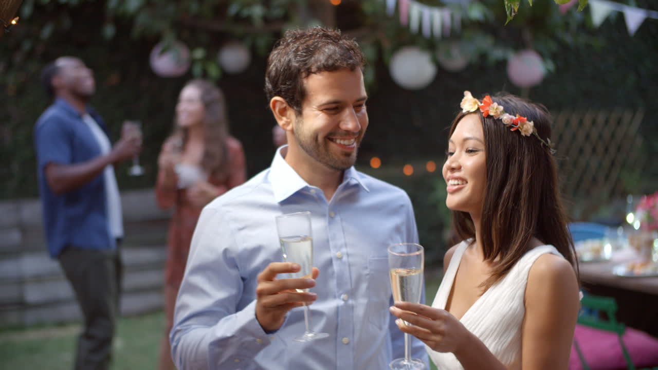 pareja joven celebrando la boda con una fiesta en el patio trasero