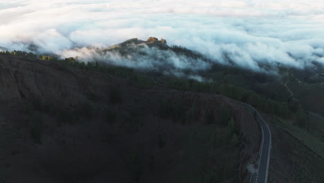 Wolkenmeer-über-Der-Caldera-Pinos-De-Galdar-Bei-Sonnenuntergang-Und-Wunderschönen-Wäldern