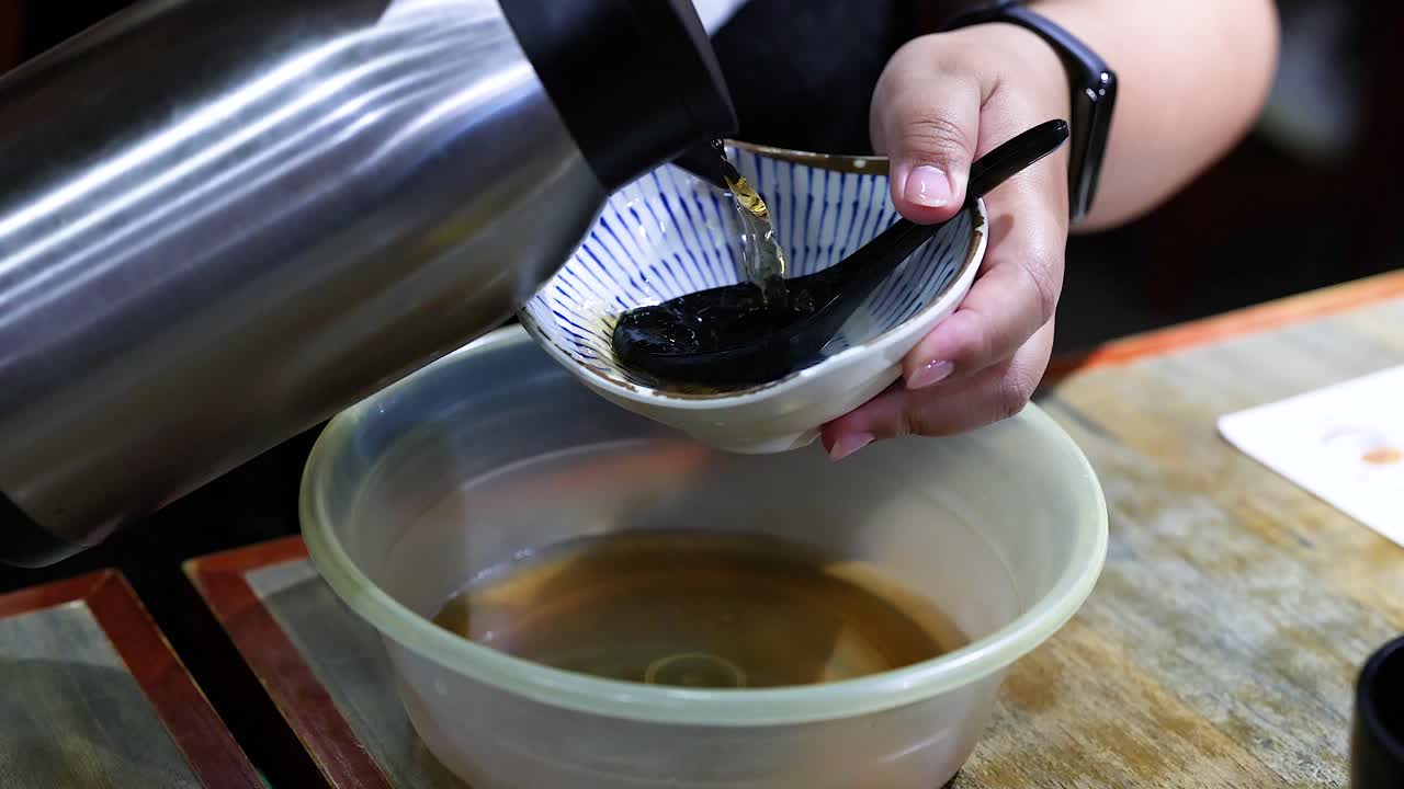 человек, наливающий воду в миску