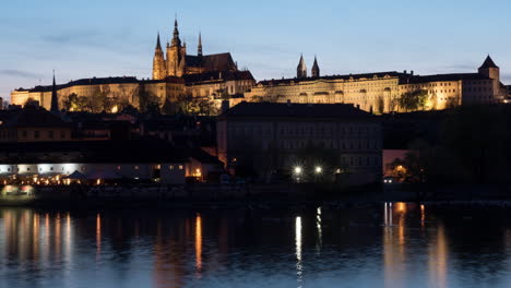 Timelapse-De-Barcos-En-El-Río-Cerca-Del-Castillo-De-Praga-Por-La-Noche