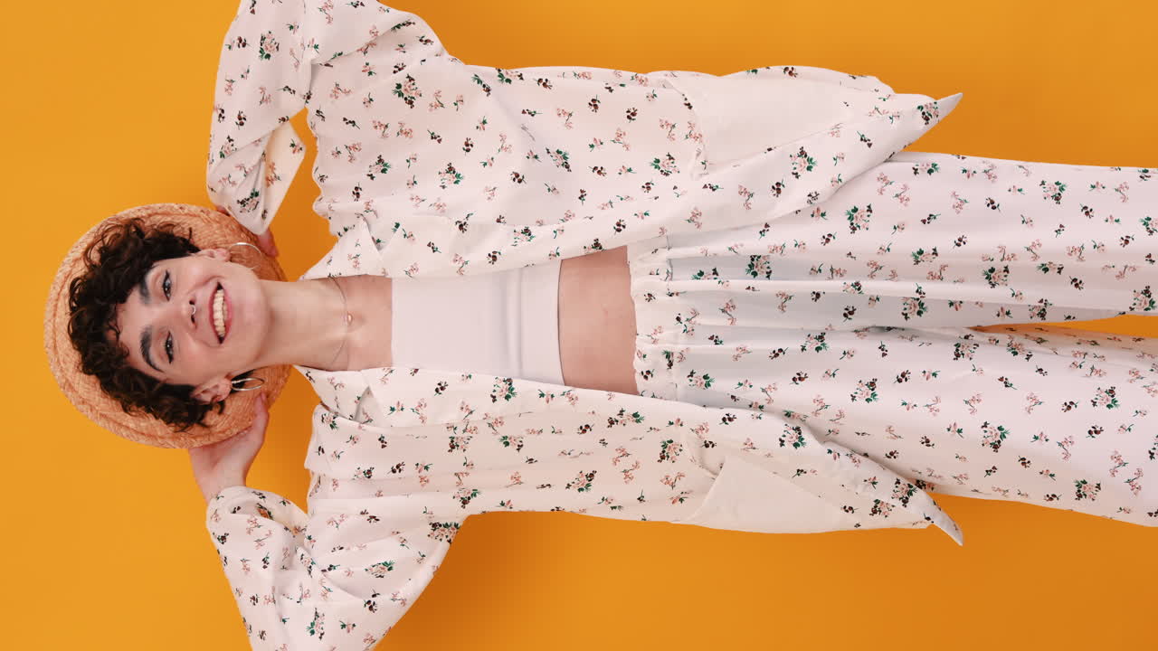 mujer en traje de moda de verano