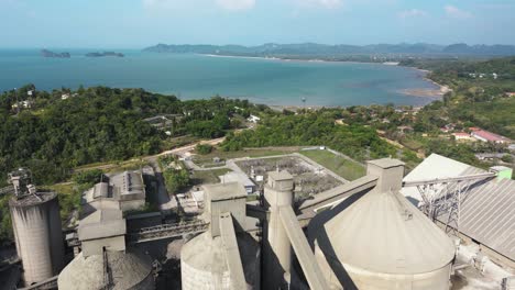 Luftaufnahme-Einer-Zementfabrik-Auf-Einer-Tropischen-Insel-In-Langkawi,-Malaysia-4