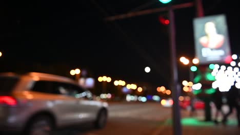 hermoso bokeh reluciente en el fondo oscuro borroso por la noche.
