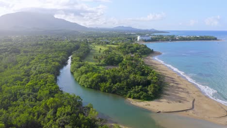 Desembocadura-Del-Río-Muñoz-Que-Desemboca-En-El-Mar-Caribe,-Puerto-Plata