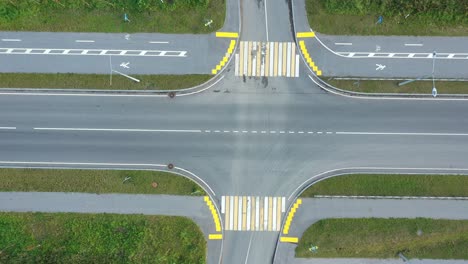 vista aérea de una intersección de carreteras con carriles para bicicletas y cruces peatonales