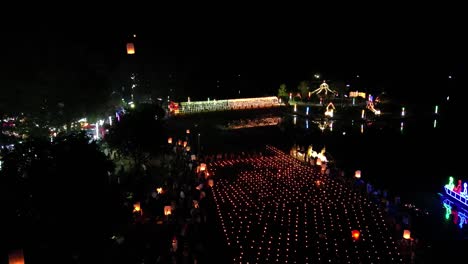 Schöne-Schwimmende-Laternen-Von-Loy-Krathong,-Die-Während-Des-Festivals-In-Thailand-Freigelassen-Werden