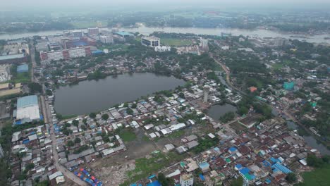 Barrio-Marginal-Junto-Al-Río-Con-Estanque