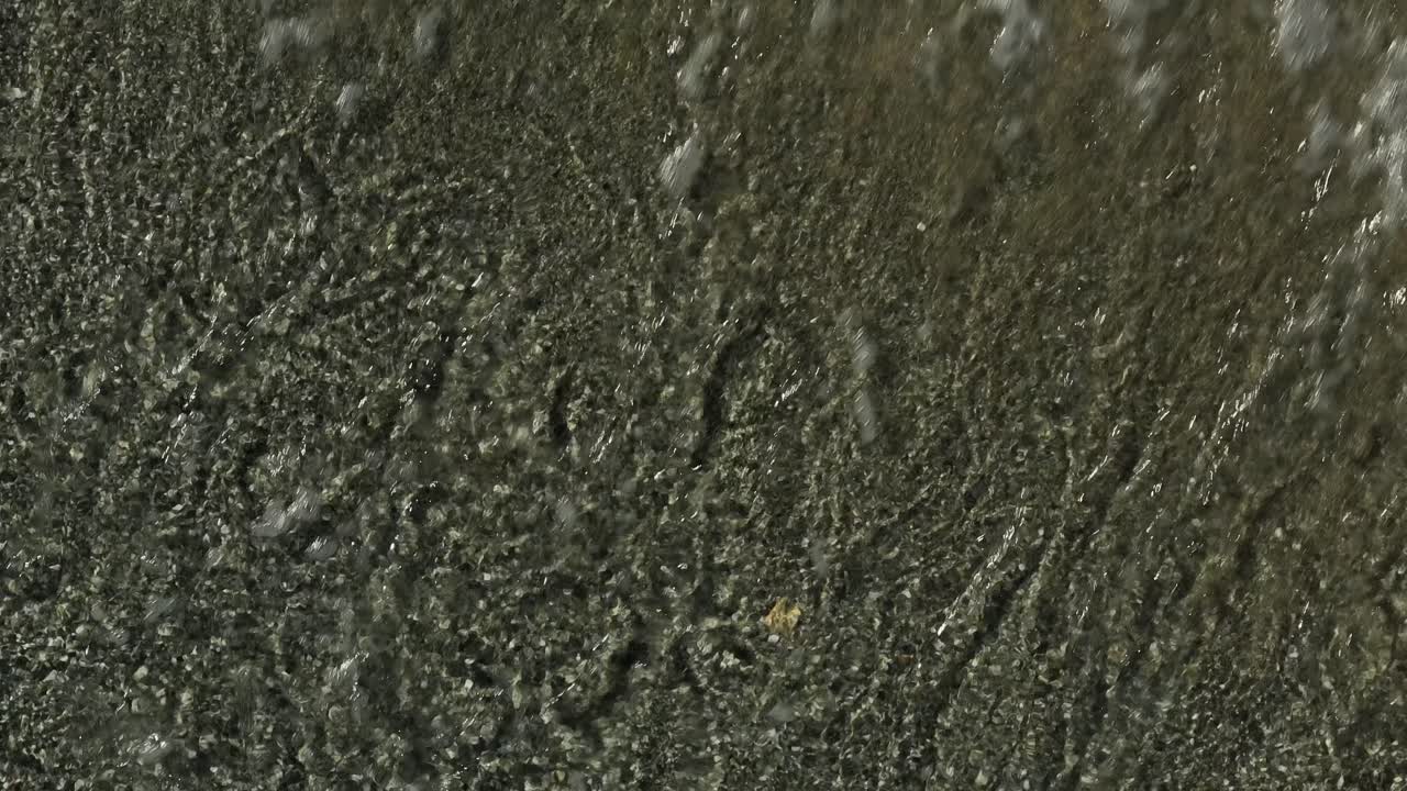 a vista de pájaro, playa de arena áspera, clara, gentil, rompiendo las olas, antena