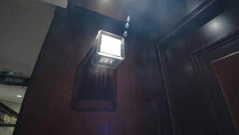 puerta de la habitación del hotel