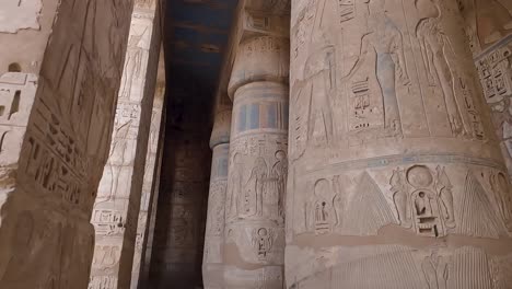 Jeroglíficos-Tallados-En-Paredes-Y-Columnas,-Medinet-Habu,-Luxor,-Egipto
