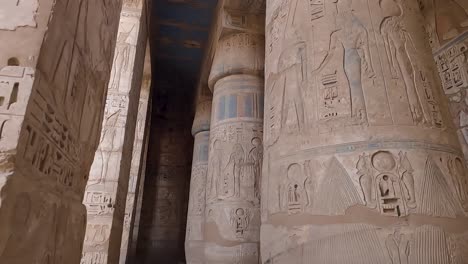 jeroglíficos tallados en paredes y columnas, medinet habu, luxor, egipto