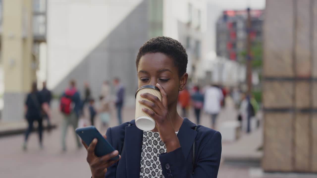 retrato de una mujer de negocios afroamericana usando un teléfono inteligente tomando fotos disfrutando de relajarse en la ciudad bebiendo café