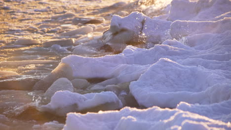 meereswellen schlagen gegen gletschereis, die globale erwärmung schmilzt das arktische eis