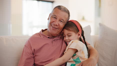 abuelo, hijo y abrazo con sonrisa