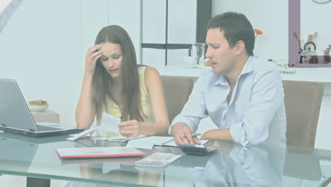 animación de formas sobre una pareja caucásica contando dinero