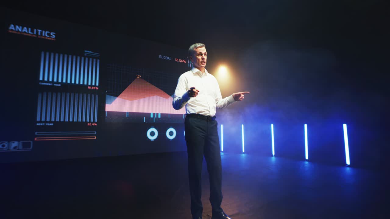 비즈니스 코치가 무대에서 전략에 대해 이야기합니다.