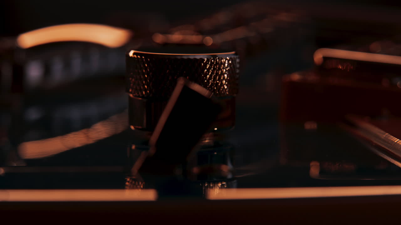 기타 볼 또는 톤 노브 또는 포텐시오미터의 극단적 인 클로즈업