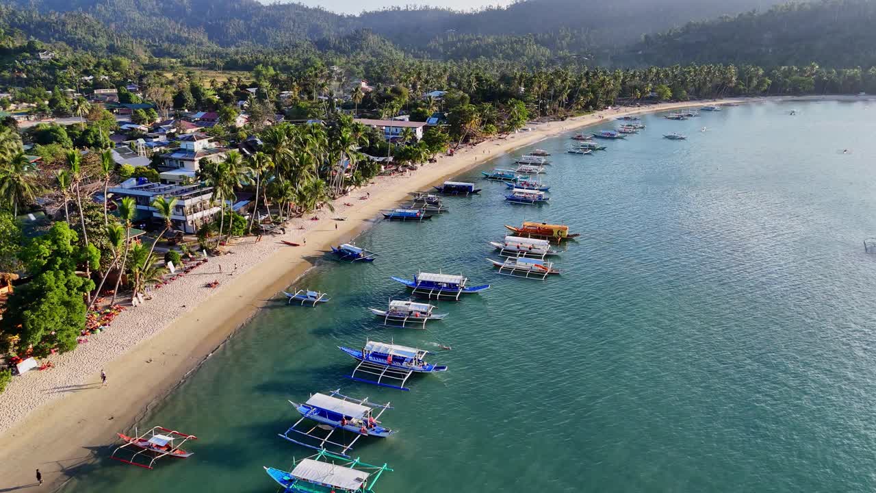 필리핀의 팔완 섬에 있는 포트 바튼 해변의 멀리 떨어진 드론 영상