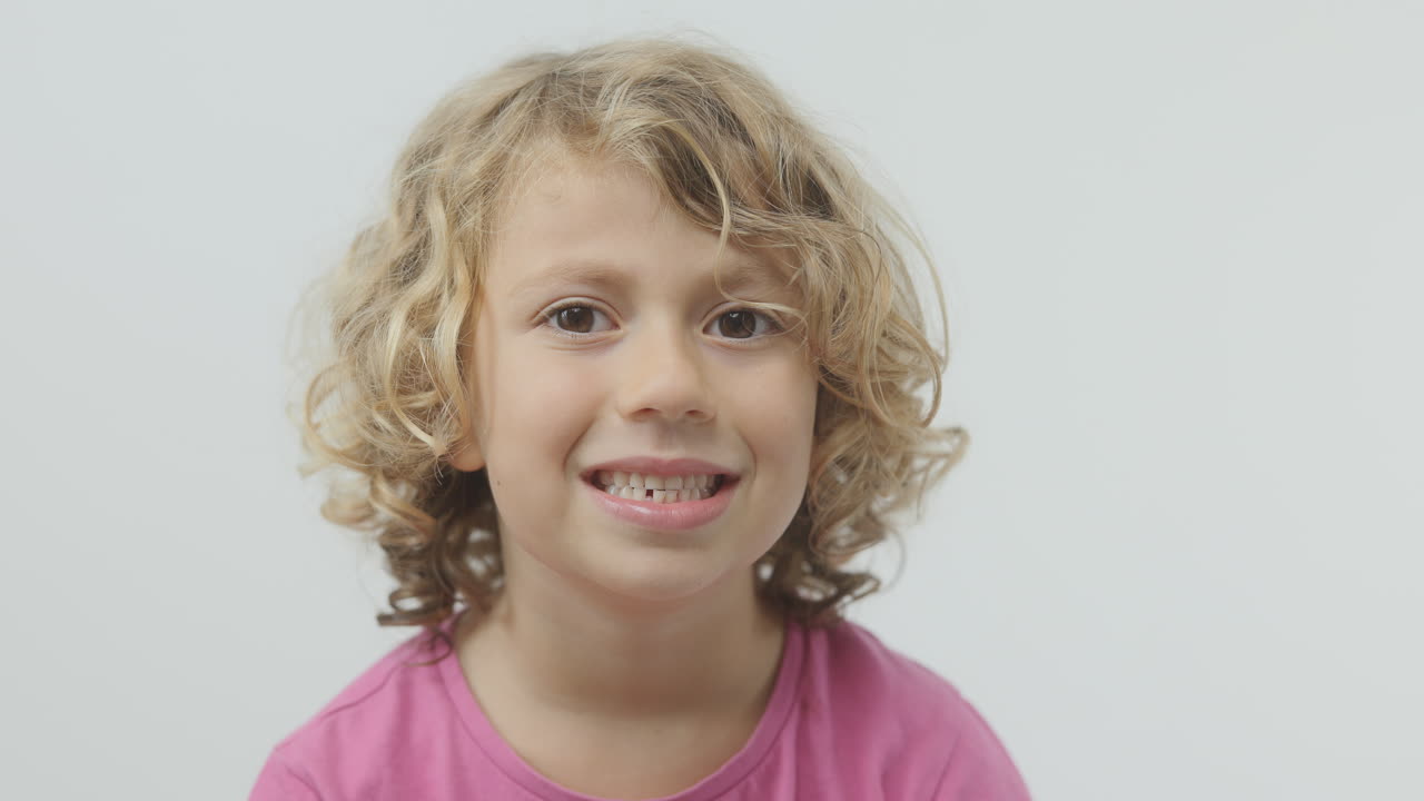 una niña pequeña cepillándose los dientes.