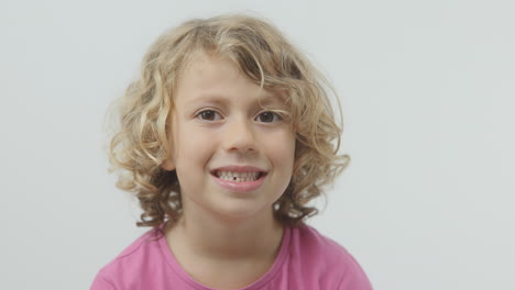una niña pequeña cepillándose los dientes.