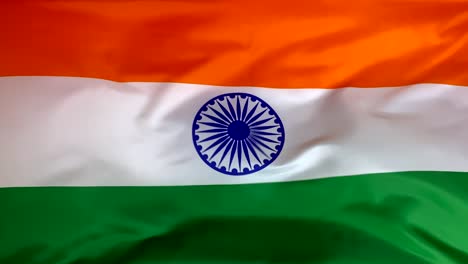 la bandera de la india ondeando en el viento en primer plano.