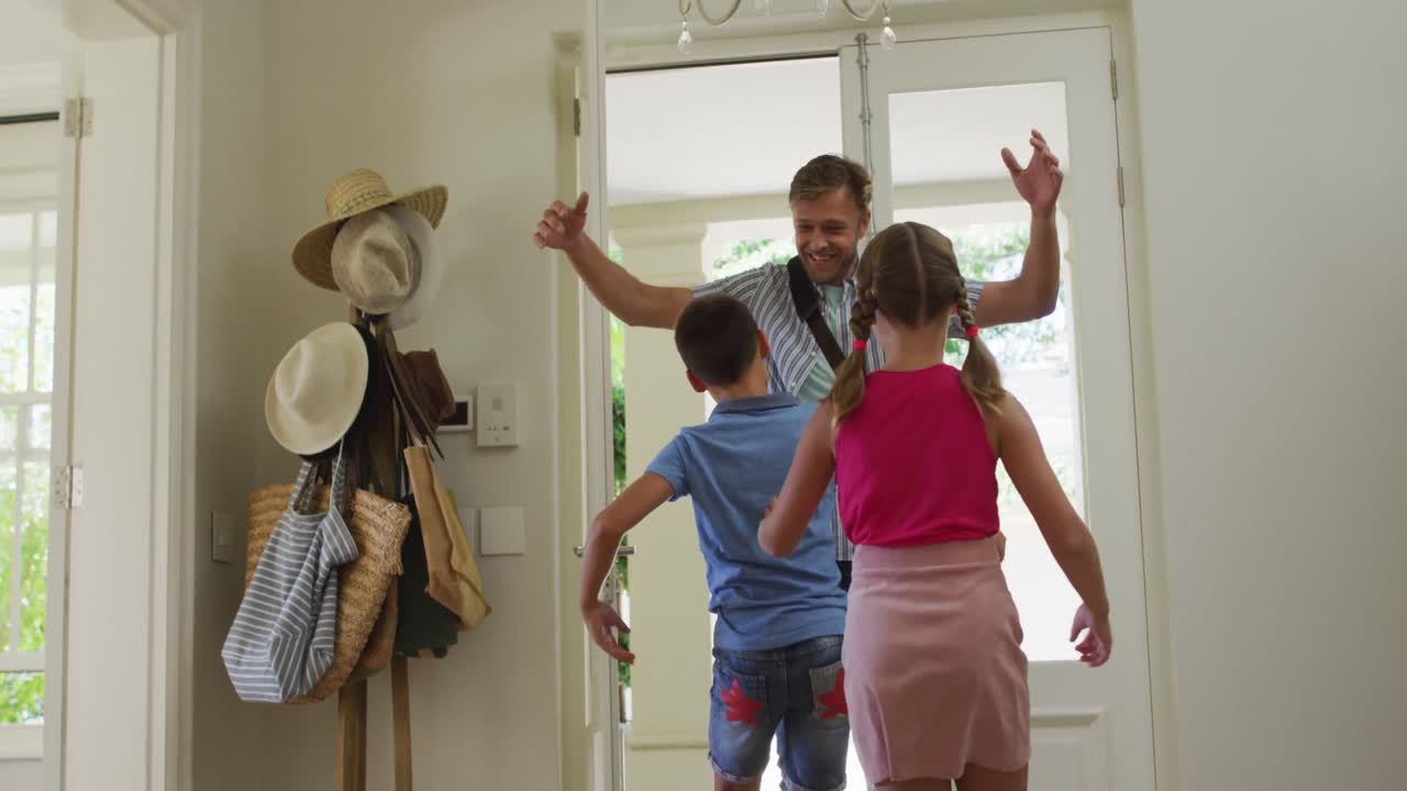 Hijo e hija caucásicos felices corriendo hacia su padre que llega a casa, abrazándolo y dándole la bienvenida.