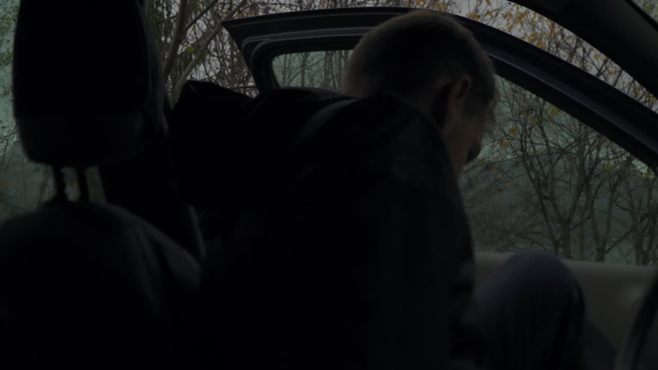 멀리서 산등성이의 멋진 풍경을 바라보며 길가에서 기착하는 남자 - 클로즈업 샷