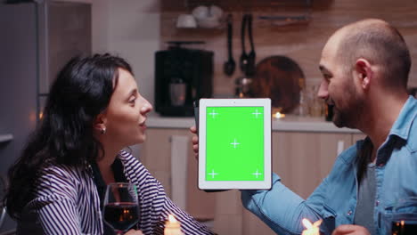 tableta de pantalla verde en la cena
