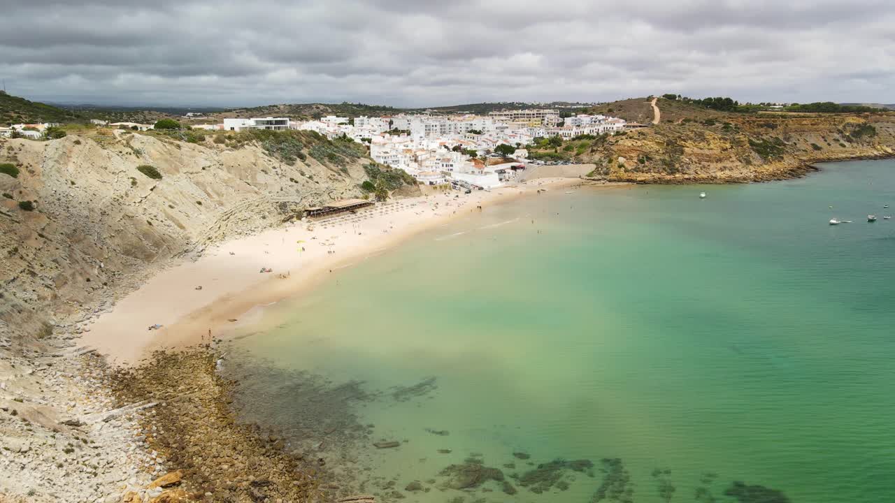 알가르베 라고스에 있는 부르가우 마을의 항공 영상