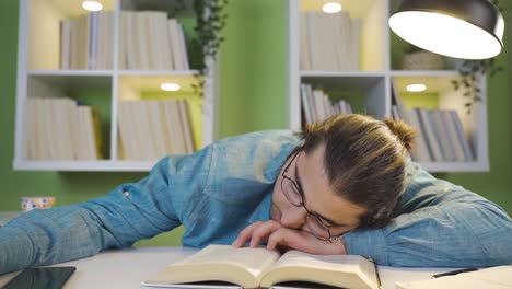 Estudiante-Masculino-Somnoliento.