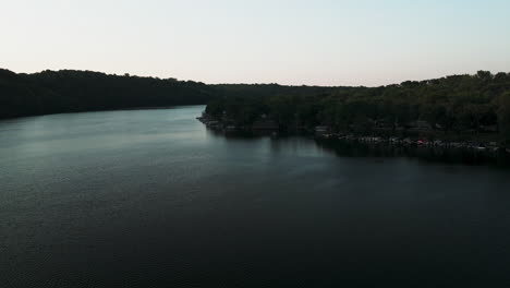 Naturaleza-Tranquila-Durante-La-Puesta-De-Sol-Sobre-El-Lago-Zumbro-En-El-Condado-De-Olmsted,-Minnesota,-EE.UU.