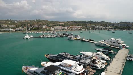 4k-Hermosa-Agua-Azul-Turquesa-Del-Puerto-Deportivo-De-Porto-Heli-En-Grecia