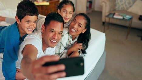 Selfie,-Teléfono-Y-Familia-Juntos-En-La-Cama-Para-Ser-Felices