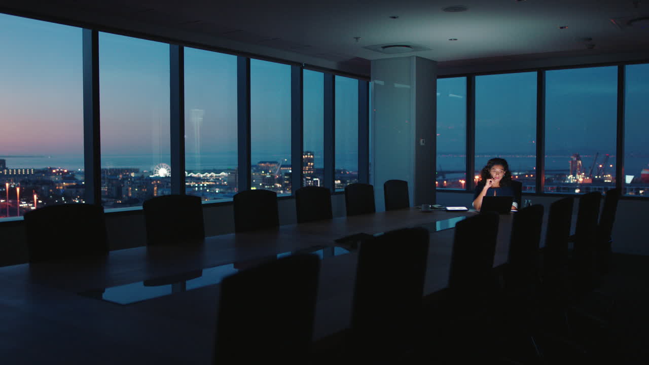 사무실에서 노트북 컴퓨터를 사용하여 늦게 일하는 비즈니스 여성 여성 프로젝트 관리자 회사에 대한 아이디어를 브레인 스토밍하여 마감일에 초점을 맞추고 있습니다.