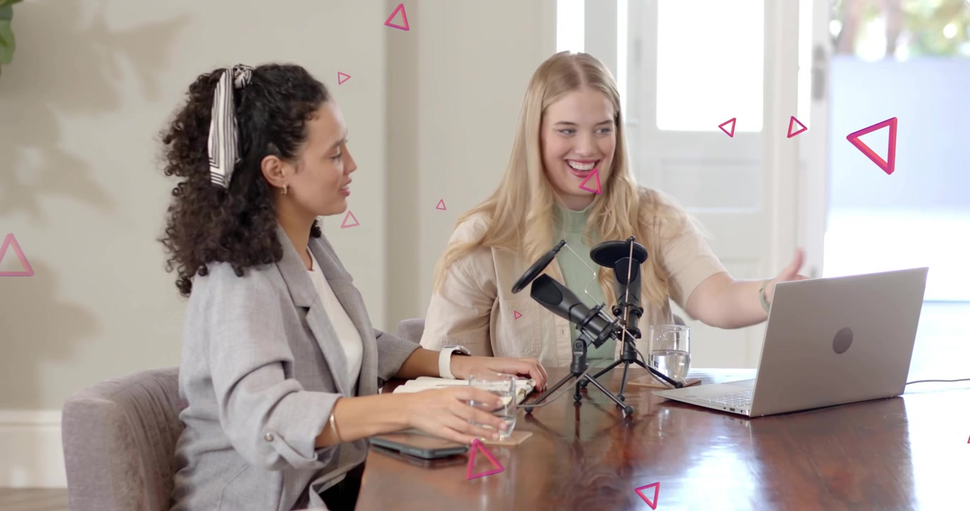 Nach der Begrüßung der Co-Moderatoren wird eine Podcast-Aufnahme gestartet, mit animierter Wellenform, die über dem Mikrofon aufsteigt.