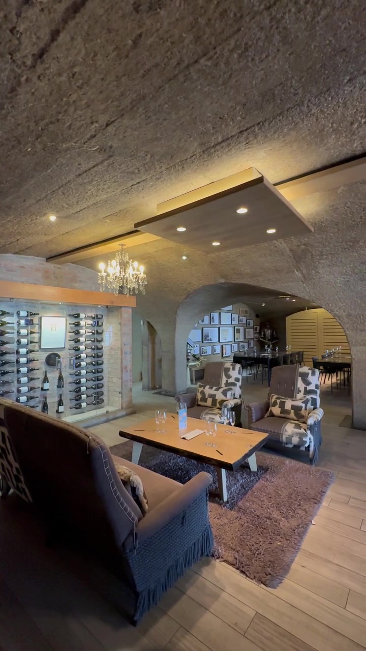 Elegante lounge in cantina con arredamento rustico a Franschhoek, Sudafrica.