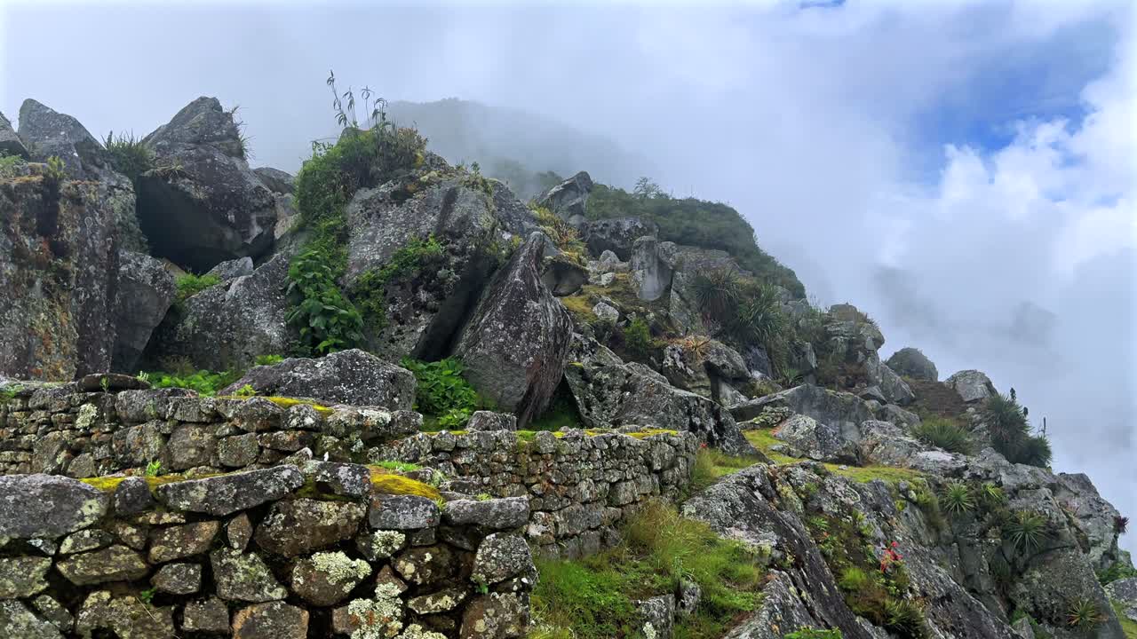Mattina nebbiosa alba sentiero Inca Machu Picchu rovine in pietra circuito turistico paesaggio soleggiato nebbia nuvole Ande peruviane Perù Perú storico Santuario Inca Tempio stagione delle piogge giungla verde lussureggiante sinistra mot