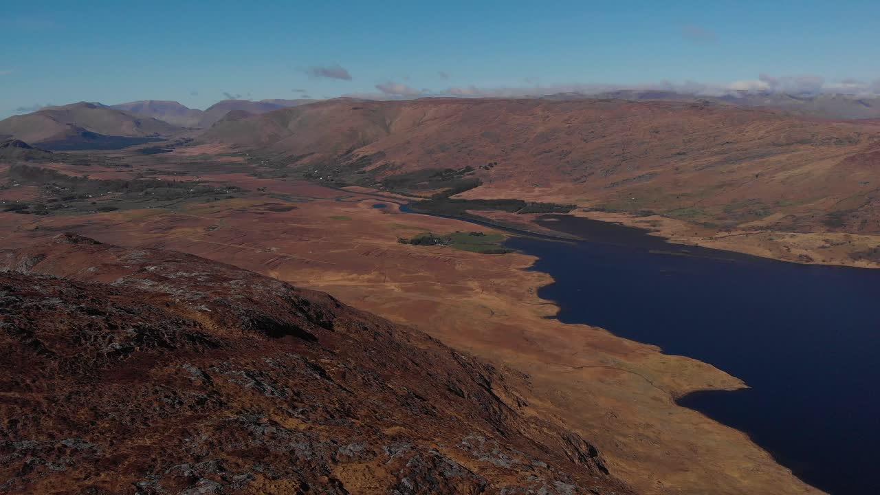 Riprese aeree cinematografiche che mostrano l'inizio del Lough Corrib, circondato dalle aspre montagne e dalle torbiere del Connemara, Contea di Galway.