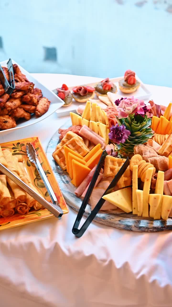 Ensaladas saludables y verduras al vapor en una mesa de bufé de catering. Cuencos con ensalada de rúcula con frutos secos y mezcla de verduras de brócoli y zanahoria.