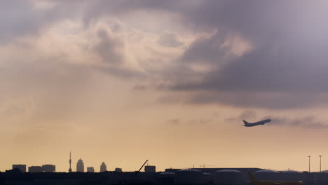avión despegando sobre el horizonte de la ciudad al atardecer