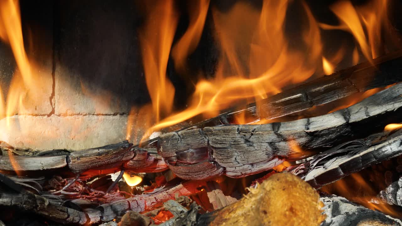 llamas de fuego sobre un fondo negro