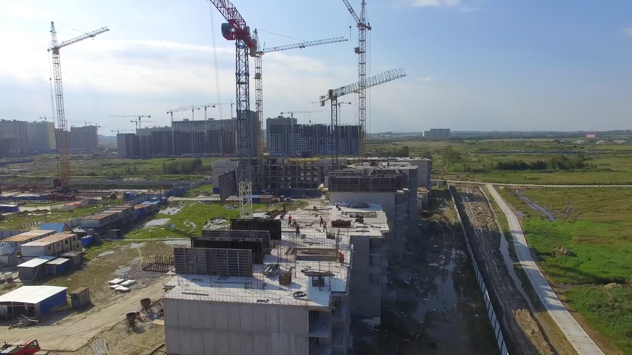 sitio de construcción de apartamentos de varios pisos