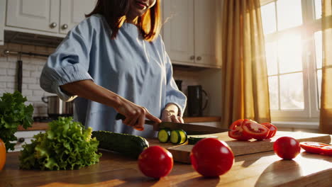 mujer cortando verduras en la cocina