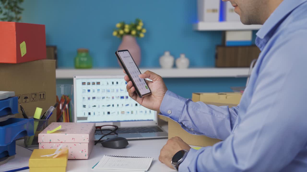 el empresario que vende productos en línea está creando una cuenta.