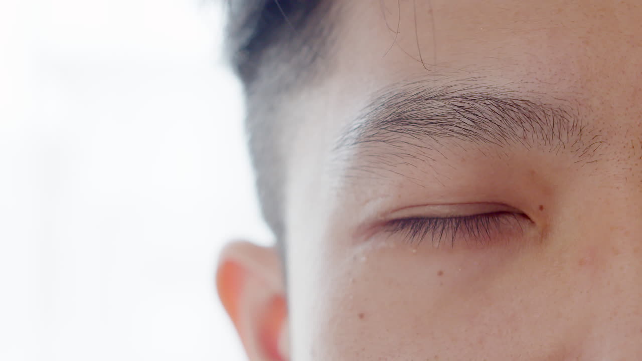 아시아 남자의 얼굴을 가까이