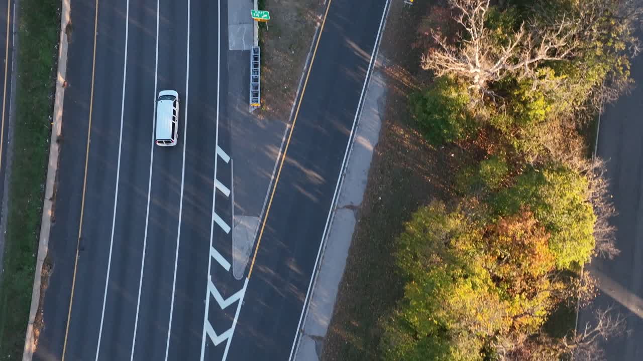 슬로우 모션으로 고속도로를 내려다보는 높은 각도, 위에서 아래로 보기