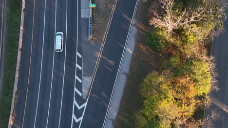 Ein-Hoher-Winkel,-Top-Down-Blick-über-Eine-Autobahn-In-Zeitlupe