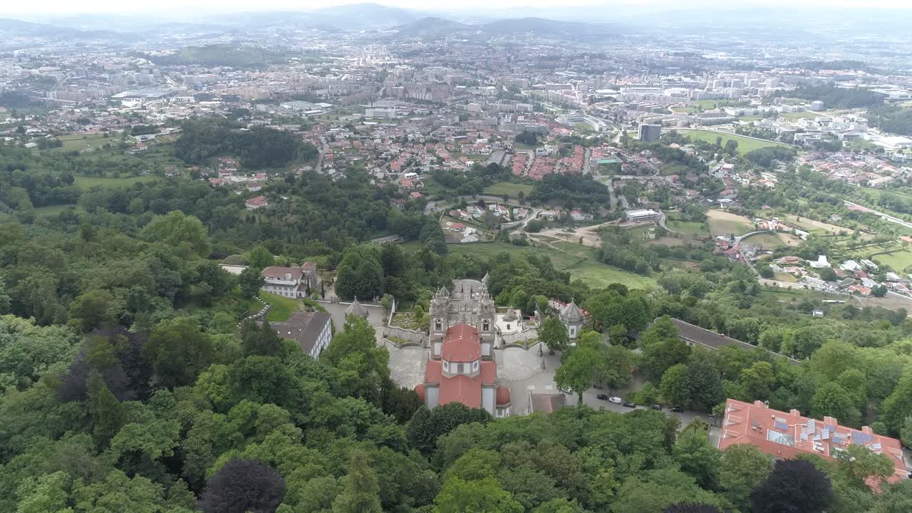 el santuario portugués bom jesus do monte braga fue fotografiado desde el aire.
